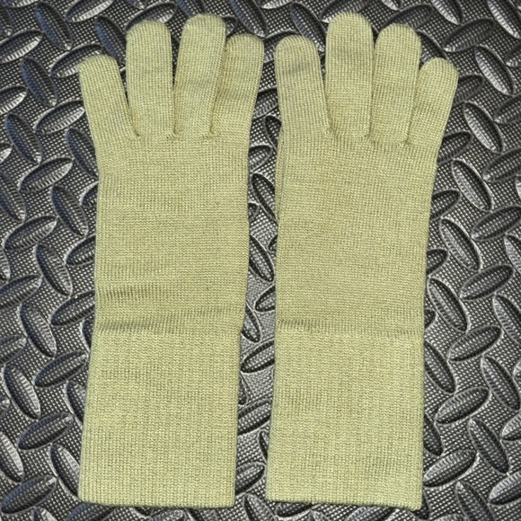 GLOVES olive green in women’s size small-medium - Picture 3 of 4